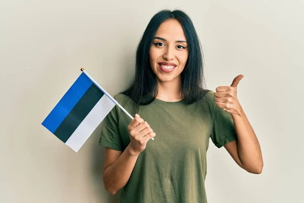 Menina Hispânica Jovem Segurando Bandeira Estonia Sorrindo Feliz Positivo Polegar — Fotografia de Stock