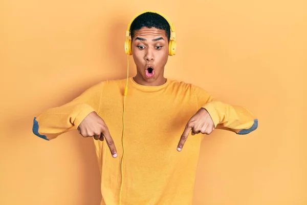 Jeune Homme Afro Américain Écoutant Musique Aide Écouteurs Pointant Vers — Photo