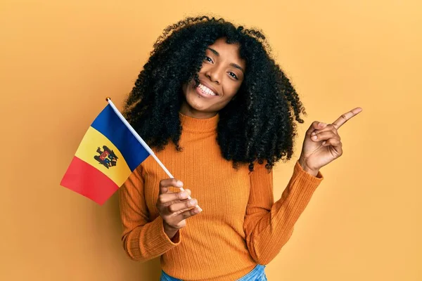 Mujer Afroamericana Con Pelo Afro Sosteniendo Bandera Moldavia Sonriendo Feliz —  Fotos de Stock