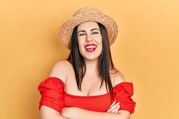 Νεαρή Ισπανίδα Που Φοράει Καλοκαιρινό Καπέλο Χαμογελάει Χαμογελώντας Σταυρωμένα Χέρια — Φωτογραφία Αρχείου