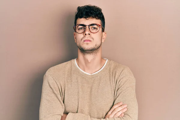 Gündelik Kıyafetler Giyen Gözlüklü Şüpheci Gergin Genç Spanyol Bir Adam — Stok fotoğraf