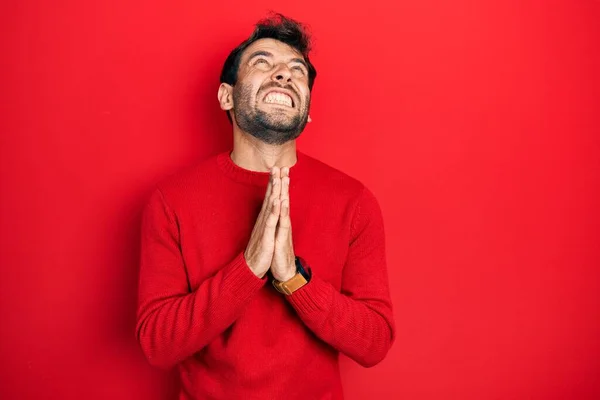 Bell Uomo Con Barba Che Indossa Maglione Rosso Casual Implorando — Foto Stock