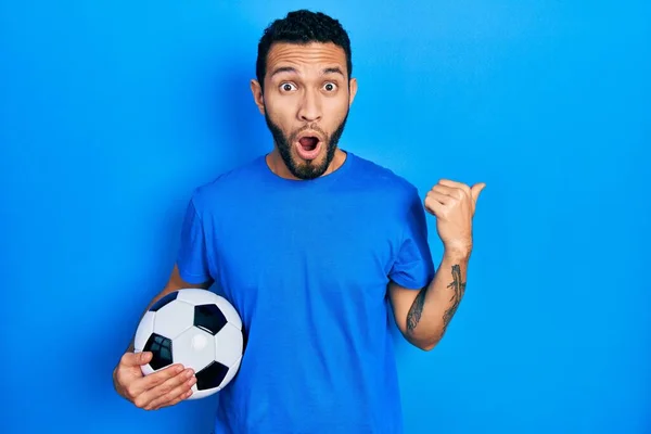 Hombre Hispano Con Barba Sosteniendo Pelota Fútbol Sorprendido Apuntando Con — Foto de Stock