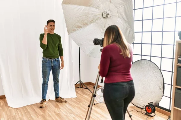 Joven Estudio Fotografía Apuntando Con Dedo Hacia Arriba Con Una — Foto de Stock