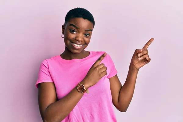 Joven Mujer Afroamericana Vistiendo Camiseta Rosa Casual Sonriendo Mirando Cámara — Foto de Stock