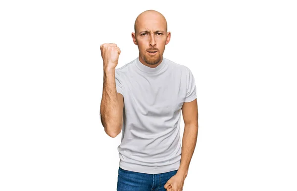 Kel Sakallı Normal Beyaz Tişörtlü Sinirli Kızgın Bir Şekilde Yumruğunu — Stok fotoğraf