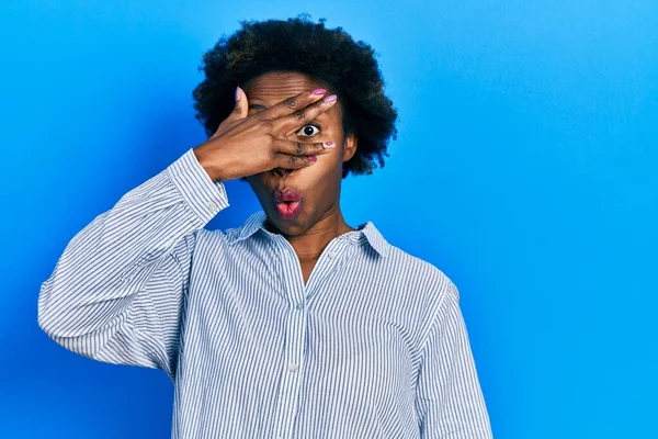 Jovem Afro Americana Vestindo Roupas Casuais Espreitando Choque Cobrindo Rosto — Fotografia de Stock