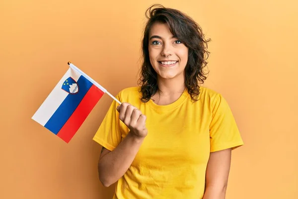 Jeune Femme Hispanique Tenant Drapeau Slovenia Regardant Positif Heureux Debout — Photo