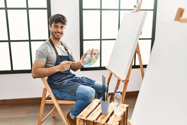 Joven Hombre Hispano Pintando Estudio Arte Luciendo Positivo Feliz Pie — Foto de Stock