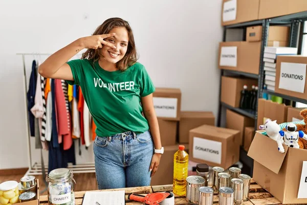 Bağışta Gönüllü Tişört Giyen Güzel Spanyol Kadın Barış Sembolü Yapıyor — Stok fotoğraf