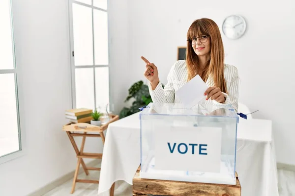 Mulher Negócios Hispânica Votando Envolvendo Urna Alegre Com Sorriso Rosto — Fotografia de Stock