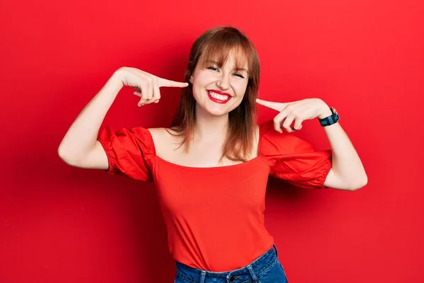 Jeune Femme Rousse Portant Shirt Rouge Décontracté Souriant Joyeux Montrant — Photo