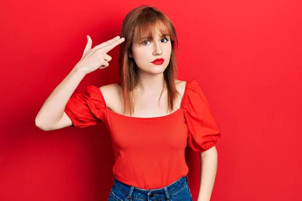 Jeune Femme Rousse Portant Shirt Rouge Décontracté Tirant Suicidant Pointant — Photo