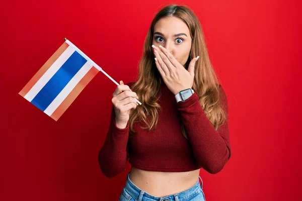 Jonge Blonde Vrouw Met Thailandse Vlag Die Mond Bedekt Met — Stockfoto