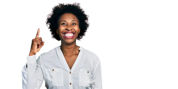 Afro Saçlı Günlük Beyaz Tişörtlü Başarılı Bir Fikri Işaret Eden — Stok fotoğraf