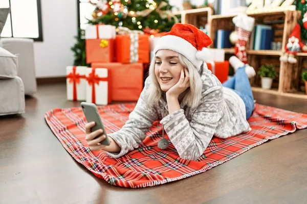 Jovem Caucasiana Vestindo Chapéu Natal Fazendo Selfie Pelo Smartphone Deitado — Fotografia de Stock