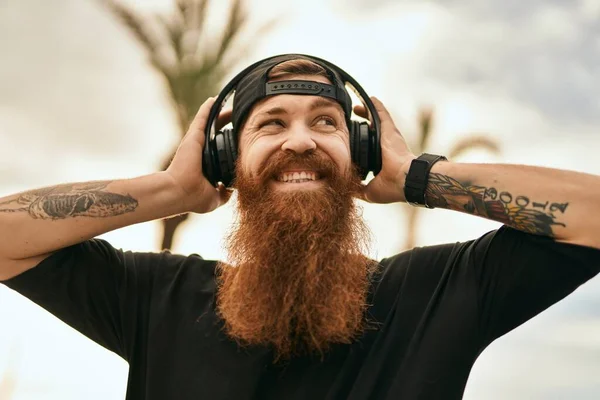 Jong Iers Hipster Man Glimlachend Gelukkig Luisteren Naar Muziek Met — Stockfoto