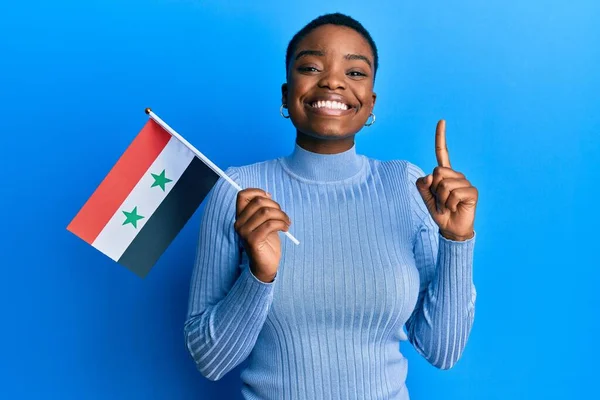 Young African American Woman Holding Syria Flag Smiling Idea Question — Stock Photo, Image