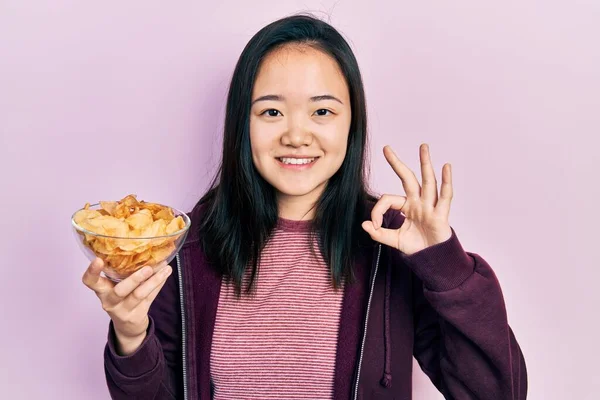 Joven Chica China Sosteniendo Papas Fritas Haciendo Signo Con Los —  Fotos de Stock