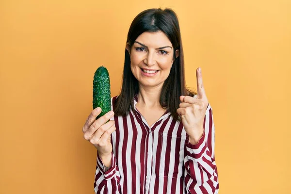 Junge Hispanische Frau Mit Gurke Der Hand Die Mit Einer — Stockfoto