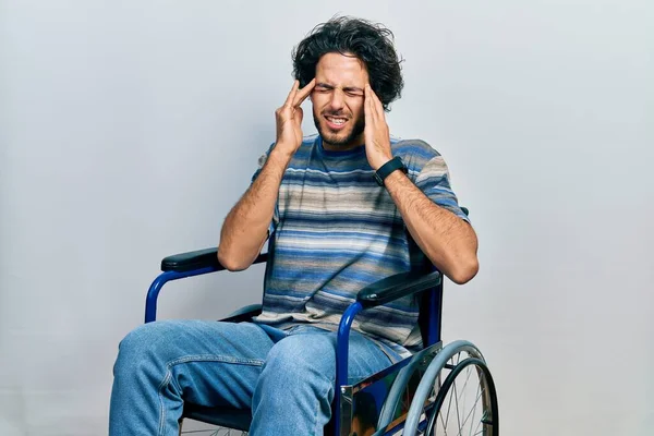 Tekerlekli Sandalyede Oturan Yakışıklı Başı Baş Üstünde Stres Yüzünden Başı — Stok fotoğraf