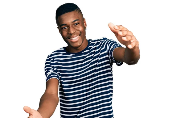 Giovane Uomo Afroamericano Indossa Casual Maglietta Righe Guardando Fotocamera Sorridente — Foto Stock