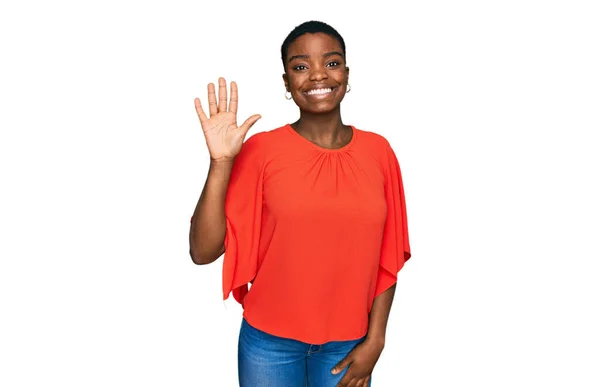 Jonge Afrikaanse Amerikaanse Vrouw Dragen Casual Kleding Tonen Wijzen Met — Stockfoto