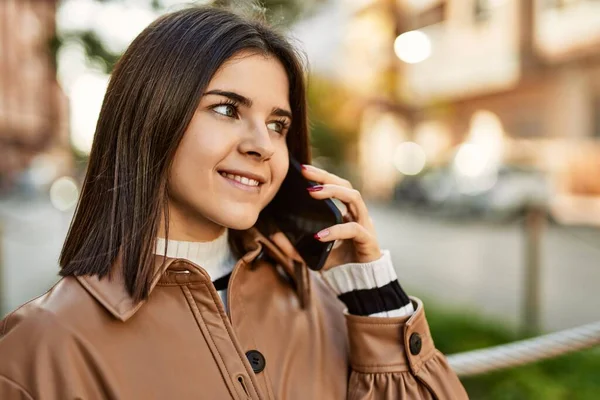 Young Beautiful Brunette Woman Smiling Happy Outdoors Speaking Phone — ストック写真