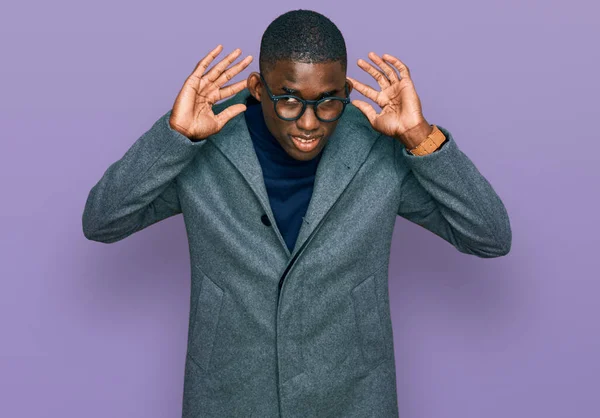 Kıyafetleri Gözlük Takmış Genç Afro Amerikan Bir Adam Iki Elini — Stok fotoğraf