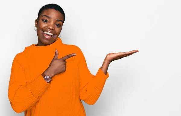 Jovem Afro Americana Vestindo Roupas Casuais Maravilhada Sorrindo Para Câmera — Fotografia de Stock