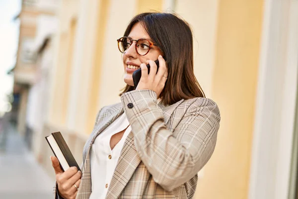 Ung Latinamerikansk Affärskvinna Ler Glad Prata Med Smartphone Staden — Stockfoto