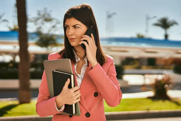 Medelålders Affärskvinna Som Talar Telefon Ett Telefonsamtal — Stockfoto