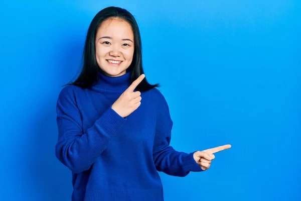 Fiatal Kínai Lány Alkalmi Ruhát Visel Mosolyog Kamerába Néz Két — Stock Fotó
