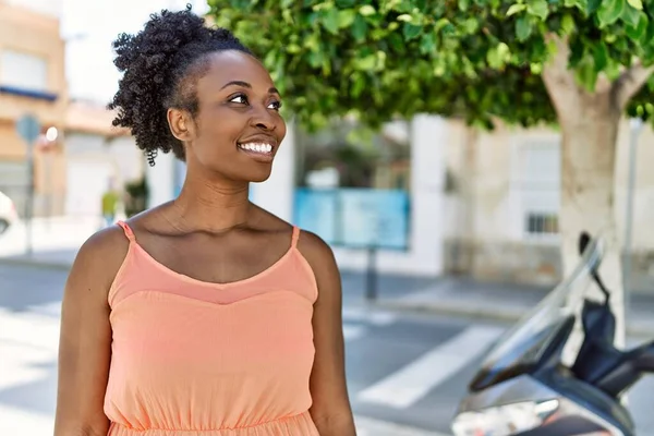 Jonge Afrikaanse Amerikaanse Vrouw Glimlachen Gelukkig Stad Een Zomerdag — Stockfoto