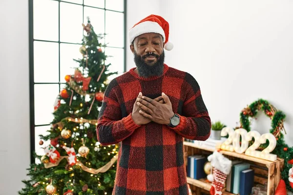 Hombre Afroamericano Con Sombrero Santa Claus Pie Junto Árbol Navidad — Foto de Stock