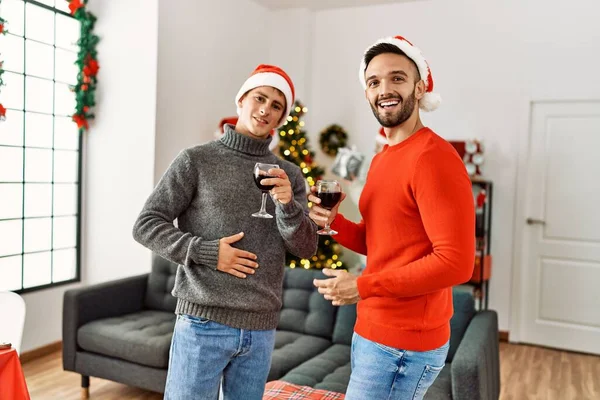 Ομάδα Νέων Που Γιορτάζουν Χριστούγεννα Δυο Άντρες Μιλάνε Και Πίνουν — Φωτογραφία Αρχείου
