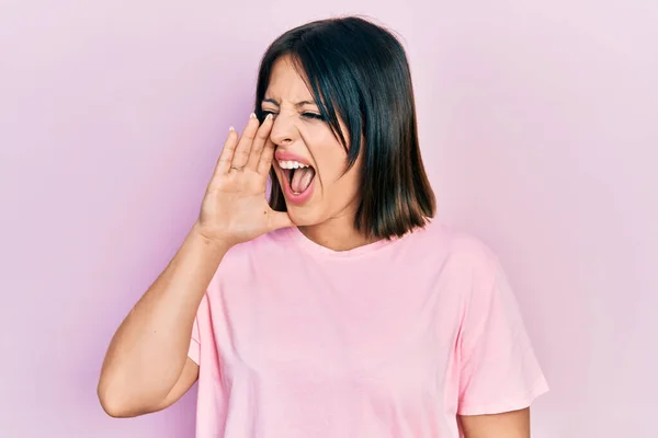 Ung Latinamerikansk Kvinna Avslappnad Rosa Shirt Skriker Och Skriker Högt — Stockfoto