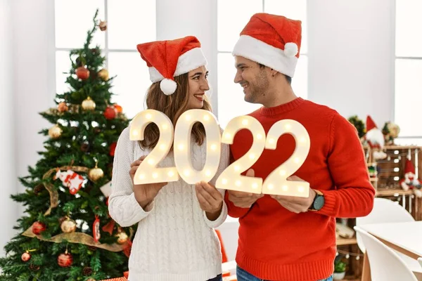 Giovane Coppia Ispanica Sorridente Felice Festeggiare Nuovo Anno Tenendo 2022 — Foto Stock