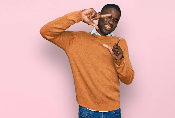 Młody Afrykański Amerykanin Ubrany Luźne Ubrania Uśmiechnięty Tworzący Ramę Dłońmi — Zdjęcie stockowe