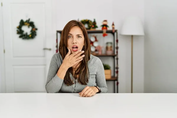 Jovem Mulher Latina Sentada Mesa Natal Decoração Olhando Fascinado Com — Fotografia de Stock