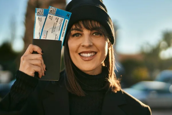 Genç Spanyol Kadın Gülümsüyor Mutlu Pasaport Şehre Giriş Kartı — Stok fotoğraf