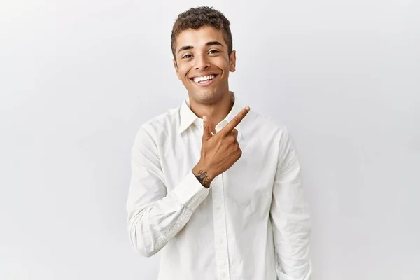Homem Hispânico Bonito Jovem Sobre Fundo Isolado Alegre Com Sorriso — Fotografia de Stock