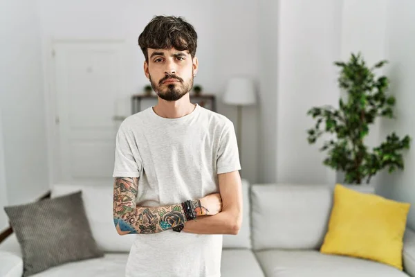 Spaanse Man Met Baard Woonkamer Thuis Slaperig Moe Uitgeput Voor — Stockfoto