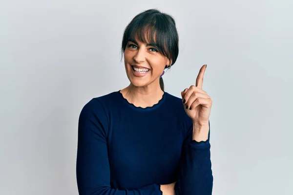 Mujer Hispana Joven Usando Ropa Casual Sonriendo Con Una Idea — Foto de Stock