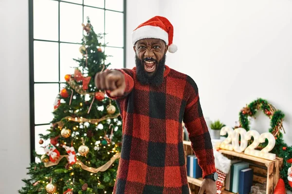 Homme Afro Américain Portant Santa Claus Chapeau Debout Près Arbre — Photo