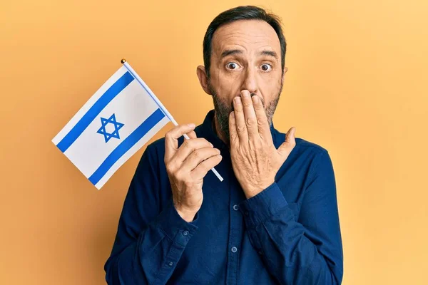 Medelålders Latinamerikan Med Israelisk Flagga Som Täcker Munnen Med Handen — Stockfoto