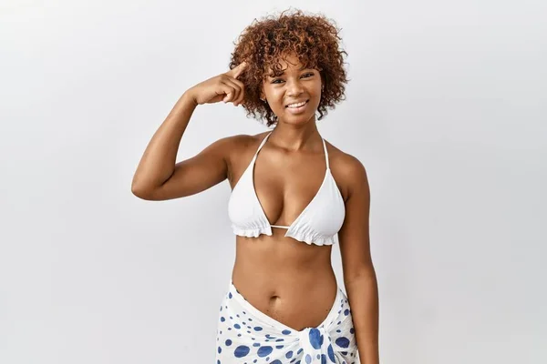 Jonge Afro Amerikaanse Vrouw Met Krullend Haar Bikini Glimlachend Wijzend — Stockfoto
