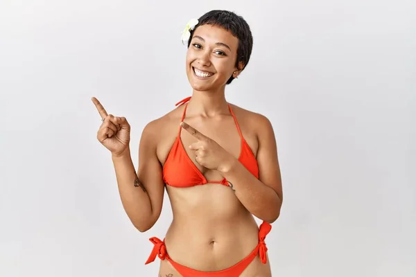 Jeune Femme Hispanique Aux Cheveux Courts Portant Bikini Souriant Regardant — Photo