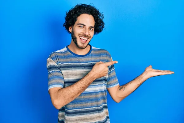 Knappe Latino Man Draagt Casual Kleding Roze Achtergrond Verbaasd Glimlachend — Stockfoto