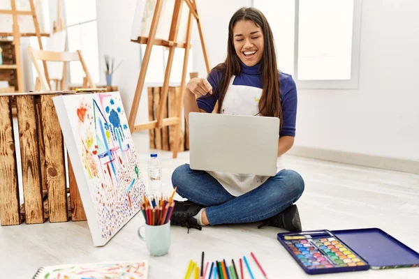 Mujer Morena Joven Sentada Suelo Estudio Arte Con Ordenador Portátil — Foto de Stock